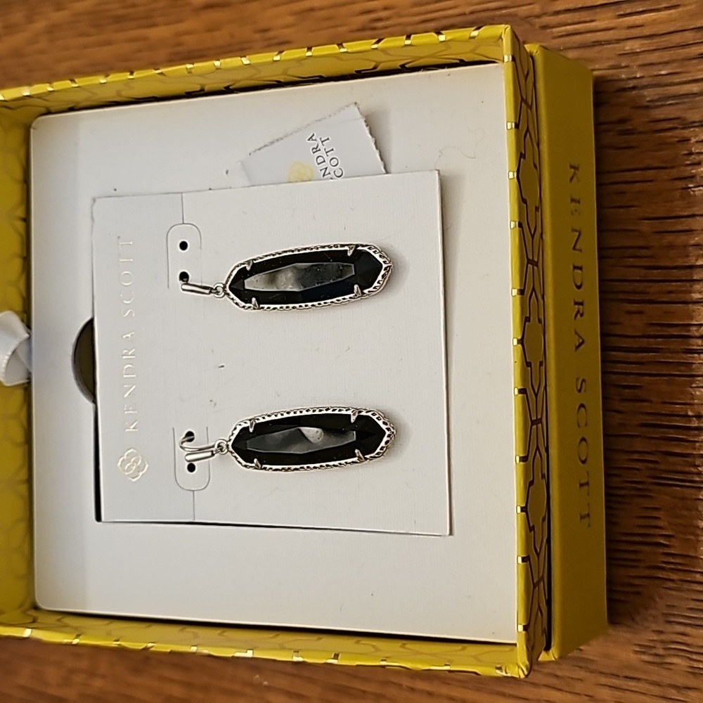 Kendra Scott drop earrings